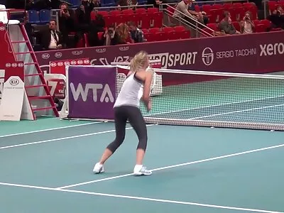 Amatör brunett ger en avrunkning video (Cali Hayes)