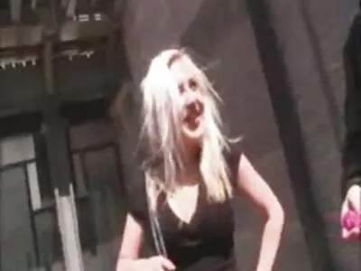 Adriana spruter från anal i offentlig video (Adriana Chechik)