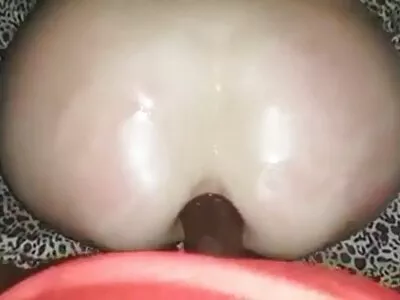 Sexig brunett sväljer en stor last video (Jenni Lee)